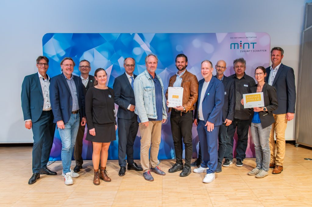 Heinz-Nixdorf-Gesamtschule erneut als „Digitale Schule“ ausgezeichnet