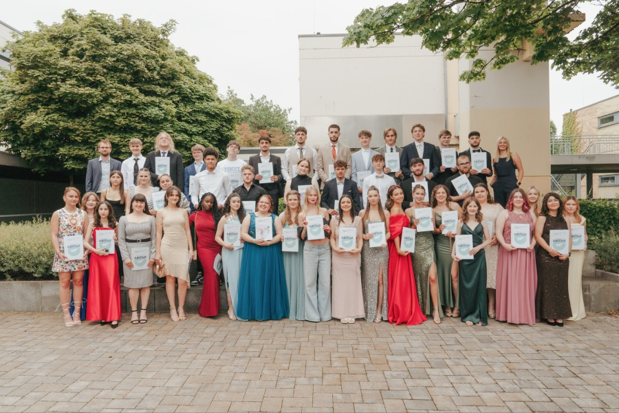 Abiturfeier an der Heinz-Nixdorf-Gesamtschule: Ein Abschied voller Stolz und Anerkennung