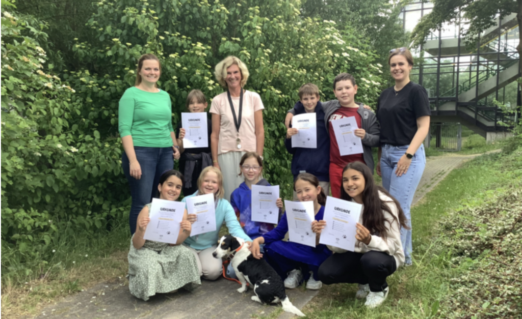 Schüler/innen der Jahrgangsstufe 5 erhalten ihren Hundeführerschein